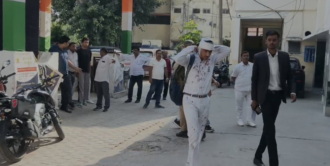 bstvlive's tweet image. हापुड़ : छात्र पर दबंगों ने किया हमला

➡लाठी-डंडे, लोहे के रॉड से किया हमला
➡छात्र ने 3 लोगों पर लगाया मारपीट का आरोप
➡मारपीट में छात्र प्रशांत शर्मा गंभीर रूप घायल 
➡नगर कोतवाली क्षेत्र फ्रीगंज रोड का मामला

 #Hapur #StudentAttack #CrimeNews @hapurpolice