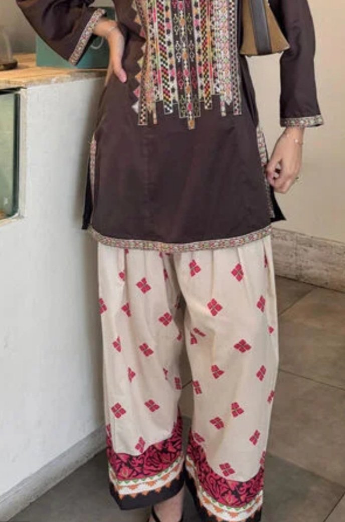 اس بار کر کہ ہمت 
دل بڑا کرنا ہے

اور ایسا سوٹ اپنے لیے لینا ہے 
ان شا اللہ