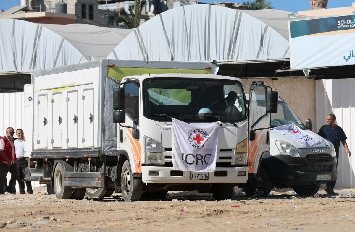 ⭕️FLASH INFO 

Les 45 corps de Palestiniens restitués par Israël sont arrivés les mains et les pieds menottés. Ils ont été transférés à l'hôpital Nasser, étiquetés avec des numéros, et non des noms, et n'ont pas encore été identifiés.

« Certains ont les yeux bandés et présentent