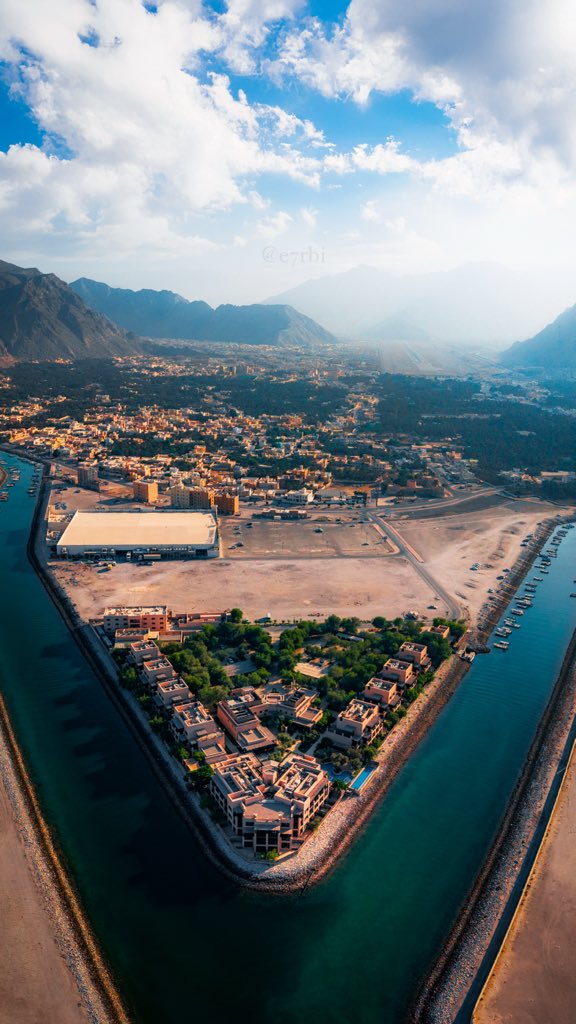 7a3rBi's tweet photo. #خصب … قصيدة بين الجبل والبحر 🌊⛰️
قنوات زمردية تعانق الب��وت،
وشمس تداعب قمم الجبال بهدوءٍ ساحر.
لوحة ربانية تنبض سكينة وجمالًا ✨

#Khasab 
#Musandam  
#مسندم #عمان https://t.co/QkUnHsiprI