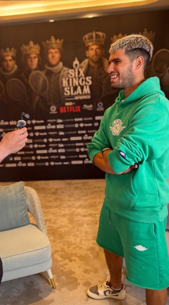 this green looks so good on him 💚🍏