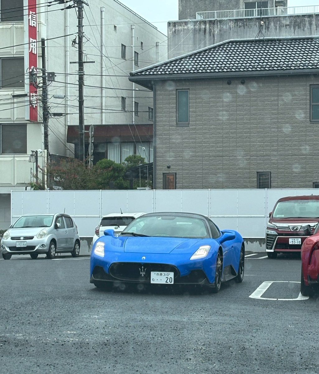 mcfulu's tweet photo. エンジンフード開けたら穴から水入ってビシャビシャやがな😂 https://t.co/SERyuJ697v