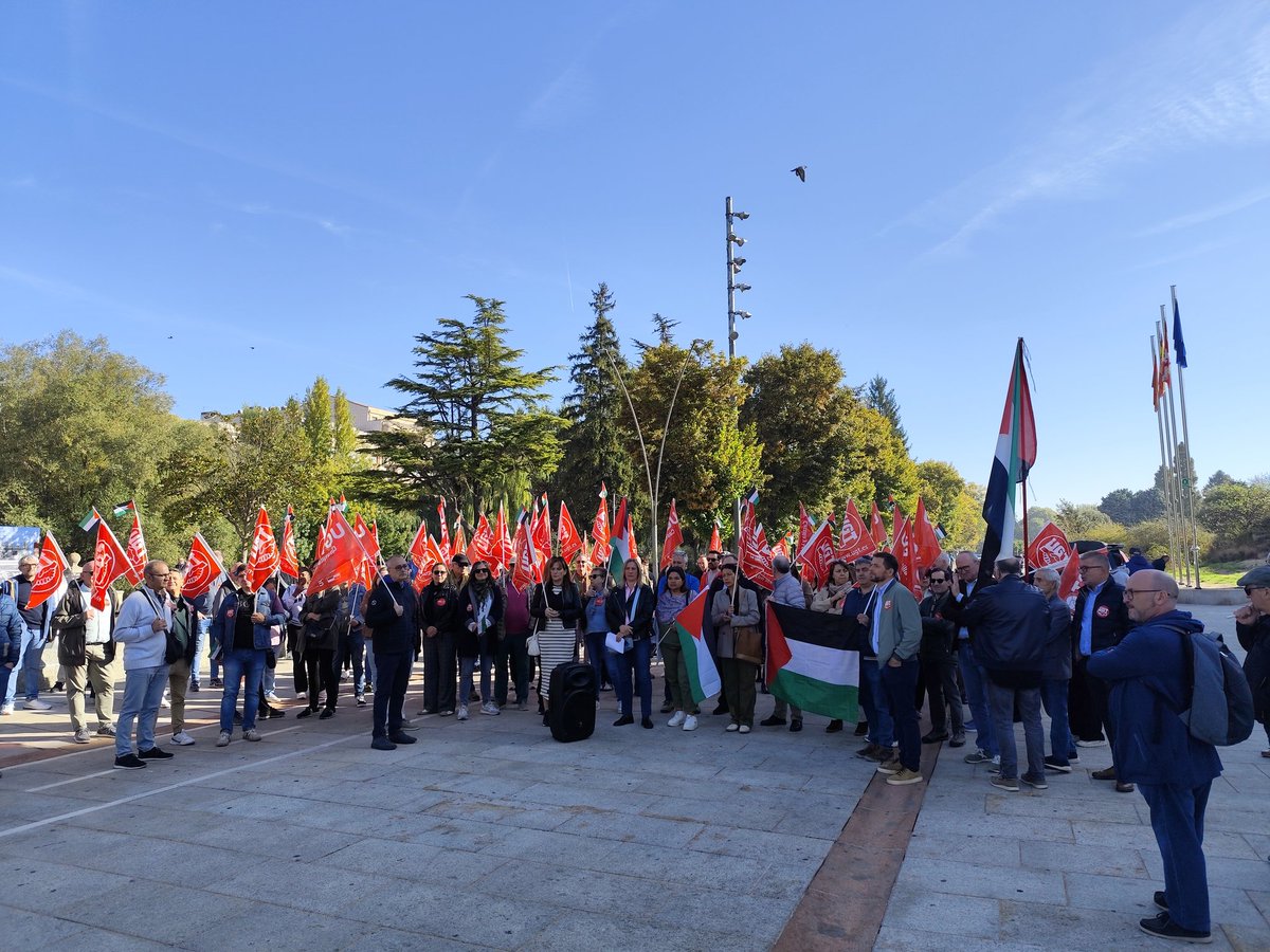 🇵🇸 Hoy, nos movilizamos en #Burgos para pedir una paz justa y duradera en #Palestina y el restablecimiento del territorio tras el reconocimiento mayoritario del estado palestino.
➡️ Así, #UGT muestra su solidaridad con el pueblo palestino desde la clase trabajadora de este país.