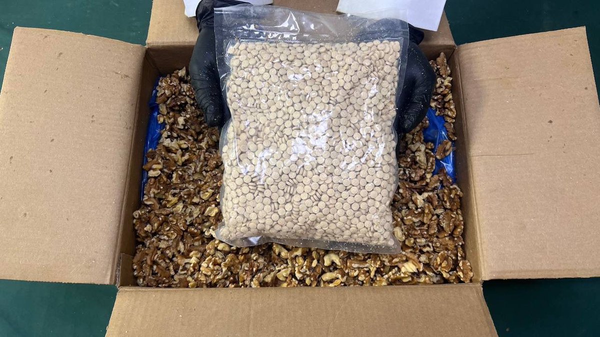 ⚠️ مخبأة في شحنة مكسّرات.. "مكافحة المخدرات" تضبط أكثر من مليوني قرص إمفيتامين بالرياض

▪️ ضبط 2,064,000 قرص إمفيتامين مخدر مخبأة داخل شحنة مكسّرات في الرياض
▪️ القبض على مقيمان سوريان ومواطنان سعوديّان مستقبلي الشحنة
▪️ الجهات الأمنية تدعو المواطنين والمقيمين للإبلاغ عن أي