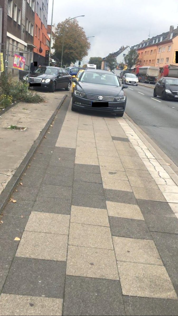 Wieso tun <a href="/Essen_Ruhr/">Stadt Essen</a>, <a href="/Polizei_NRW_E/">Polizei NRW E</a>, <a href="/CDU_Essen/">CDU Essen</a>, <a href="/TKufen/">Thomas Kufen</a> DAS den Menschen an, die den Gehweg legal &amp; zweckgemäß benutzen wollen? Die parkenden Fahrzeuge behindern und gefährden alle! Drei Anzeigen gehen raus. #runtervomgehweg
<a href="/AndreEssen45/">Falschparker Essen/Ruhr #runtervomgehweg</a> <a href="/Horsie49/">Horsie Silberpferd 🐴🌈🌍☮🚊</a> <a href="/ADFCEssen/">ADFC Essen</a> <a href="/Fahrradhoelle45/">Autoland Deutschland</a>