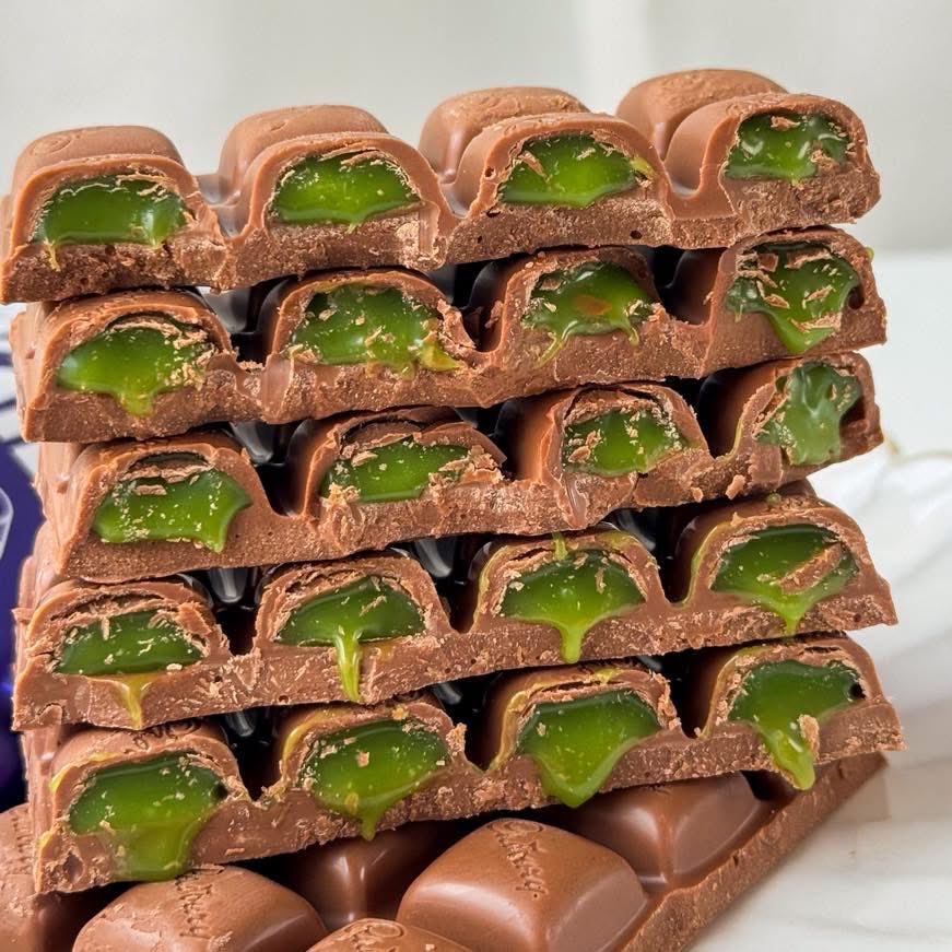 Cadbury Dairy Milk Peppermint อันนี้คือที่สุด! เป็นลูกรักช็อกมิ้นที่เราชอบกินบ่อยมาก 🍫🌿 มิ้นแบบเยิ้มมโคตรดี! ❄️🌿