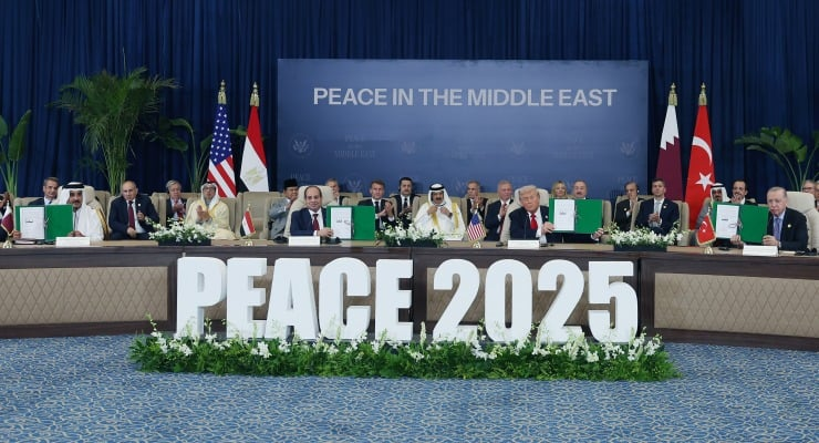 Önde ABD ve TÜRK bayrağı (Anlaşmayı yapanlar)
Arkada Mısır bayrağı (Ev sahibi) ve
Katar bayrağı (Hamas ile görüşmelerde arabulucu)
En arkada da Özgür Özel'in Erdoğanı şikayet ettiği
Avrupalı liderler (Konu mankeni olarak)

Bu resmi bile okuyamayacak kadar geri zekalı mısınız ? 🤔