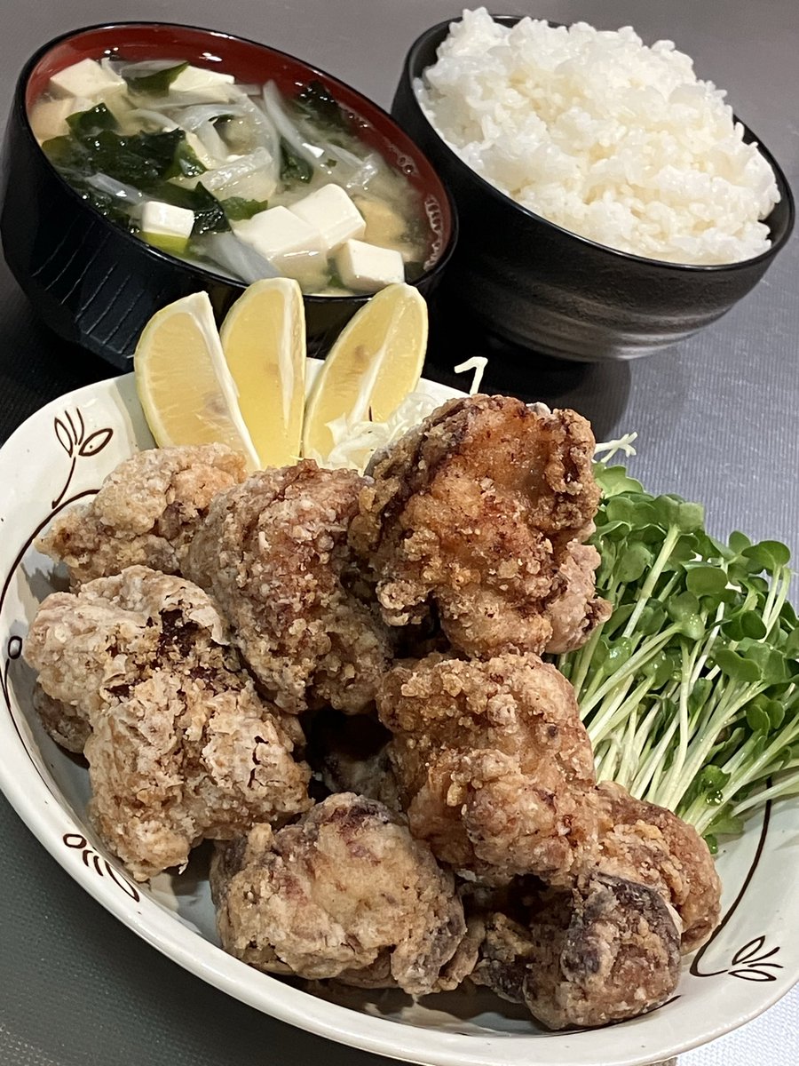 今日は大蒜と生姜の効いた山盛り唐揚げ定食を食べました。おいしかったです。