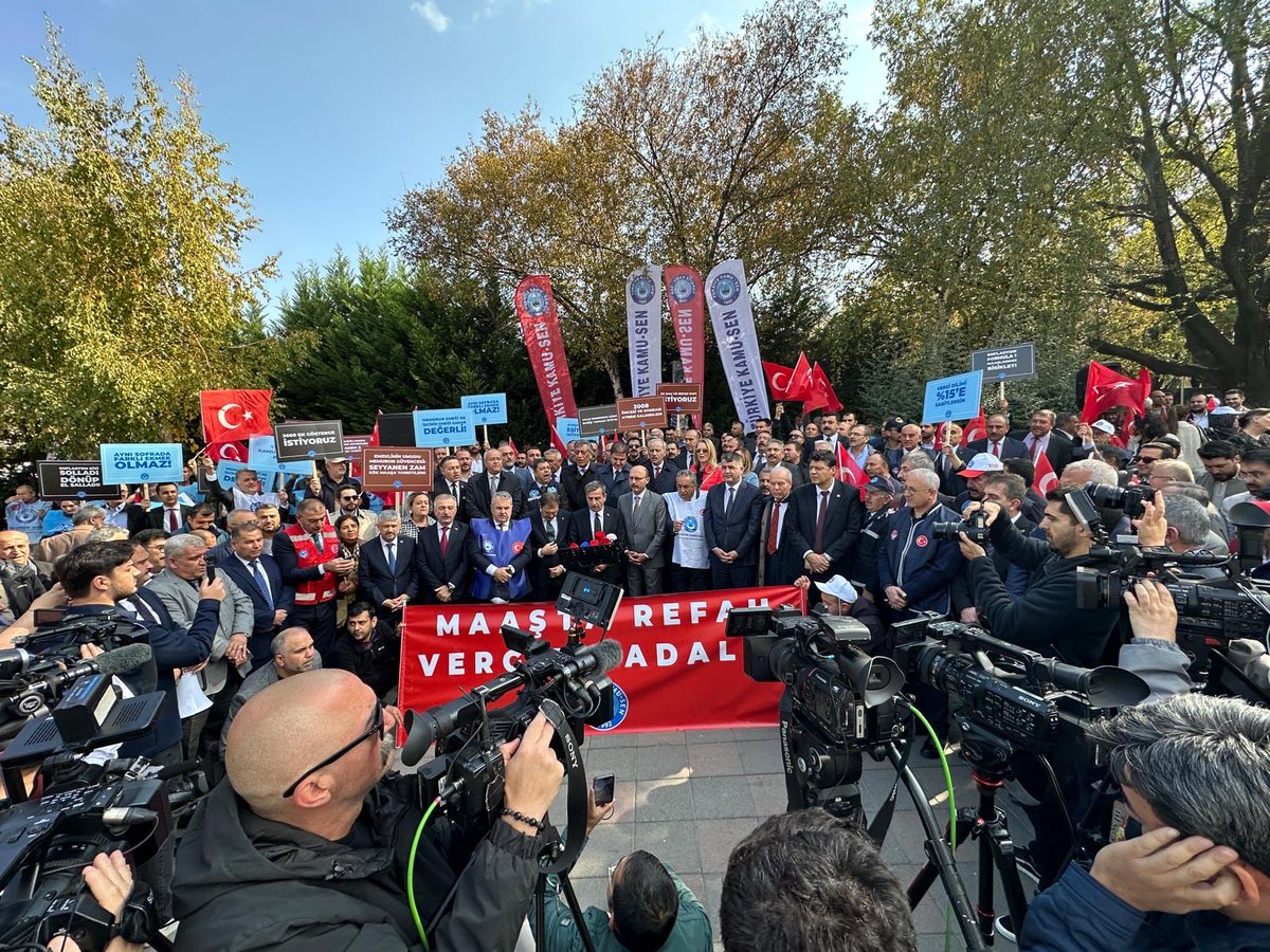 yucelkazancoglu's tweet photo. Türkiye Kamu-Sen olarak, 2026 yılı bütçe görüşmeleri öncesinde TBMM önünde bir kez daha ek zam ve refah payı talebimizi güçlü bir şekilde dile getirdik!
Kamu çalışanlarının ve emeklinin geçim derdinden kurtulması ve adil bir ücret düzeninin sağlanması için mücadelemizi kararlılıkla sürdürüyoruz.