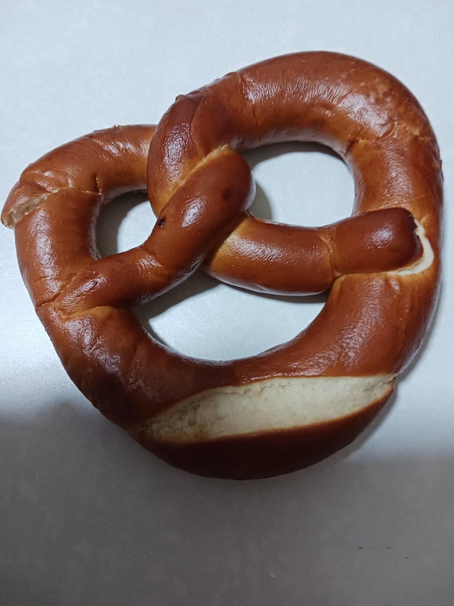 なんか写真だと凶悪だけど、今日はコストコのロティサリーチキン(1部)と初めて買ってみたプレッツェルとニラ玉が晩御飯🥨

プレッツェル、味は普通に小麦なんだけど、硬めに焼かれた外側が凄く香ばしくて良き🙆‍♀️
しかも何だか懐かしい香りがする