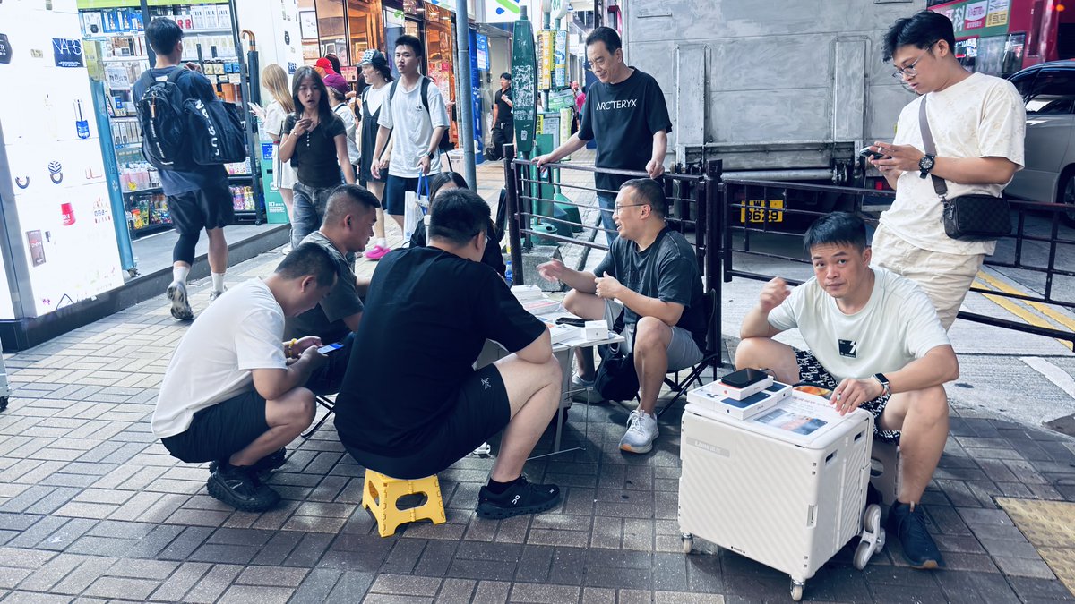 knnkanda's tweet image. 香港の #Apple Storeの前に路上買い取りアンド転売センターが勝手にOpen！