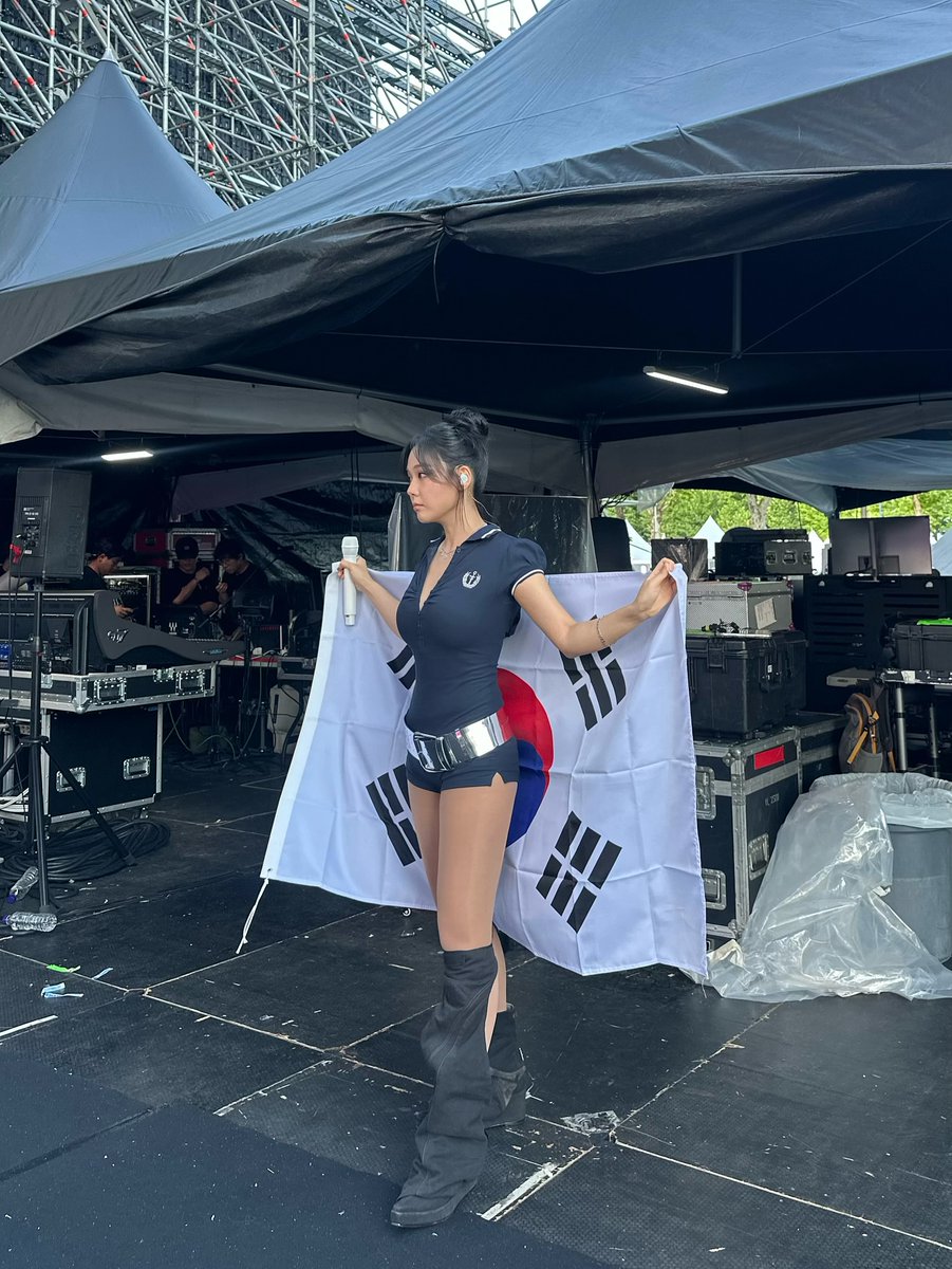 Bibi, rest. tweet media