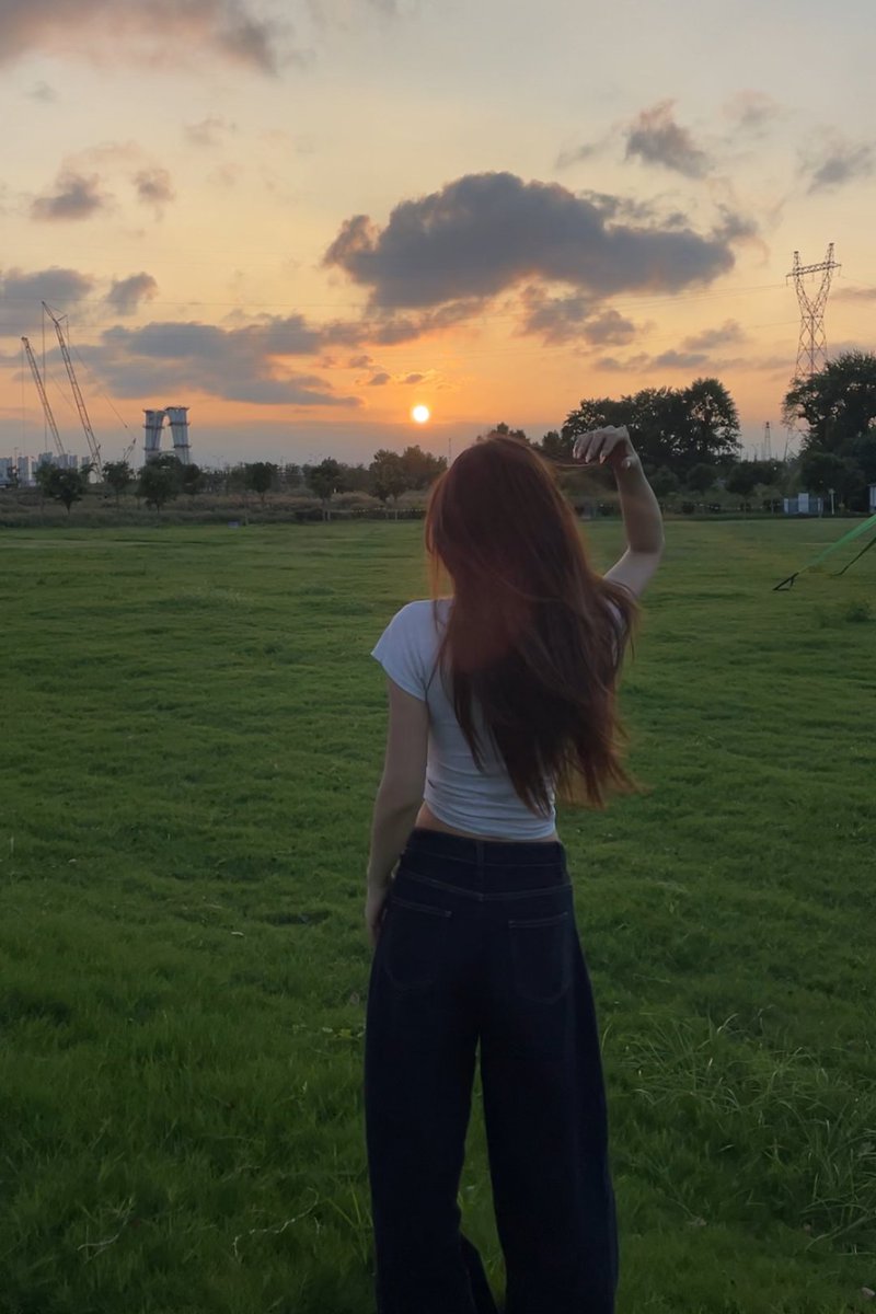 AxlvvWare's tweet image. 夕焼けに手を伸ばすその瞬間、心も空に溶けていくような気がした🌇🤍