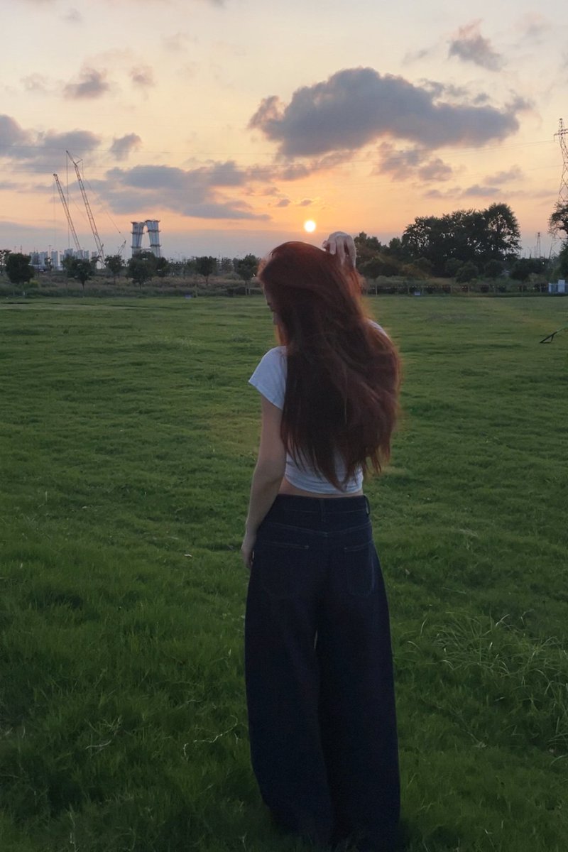 AxlvvWare's tweet image. 夕焼けに手を伸ばすその瞬間、心も空に溶けていくような気がした🌇🤍