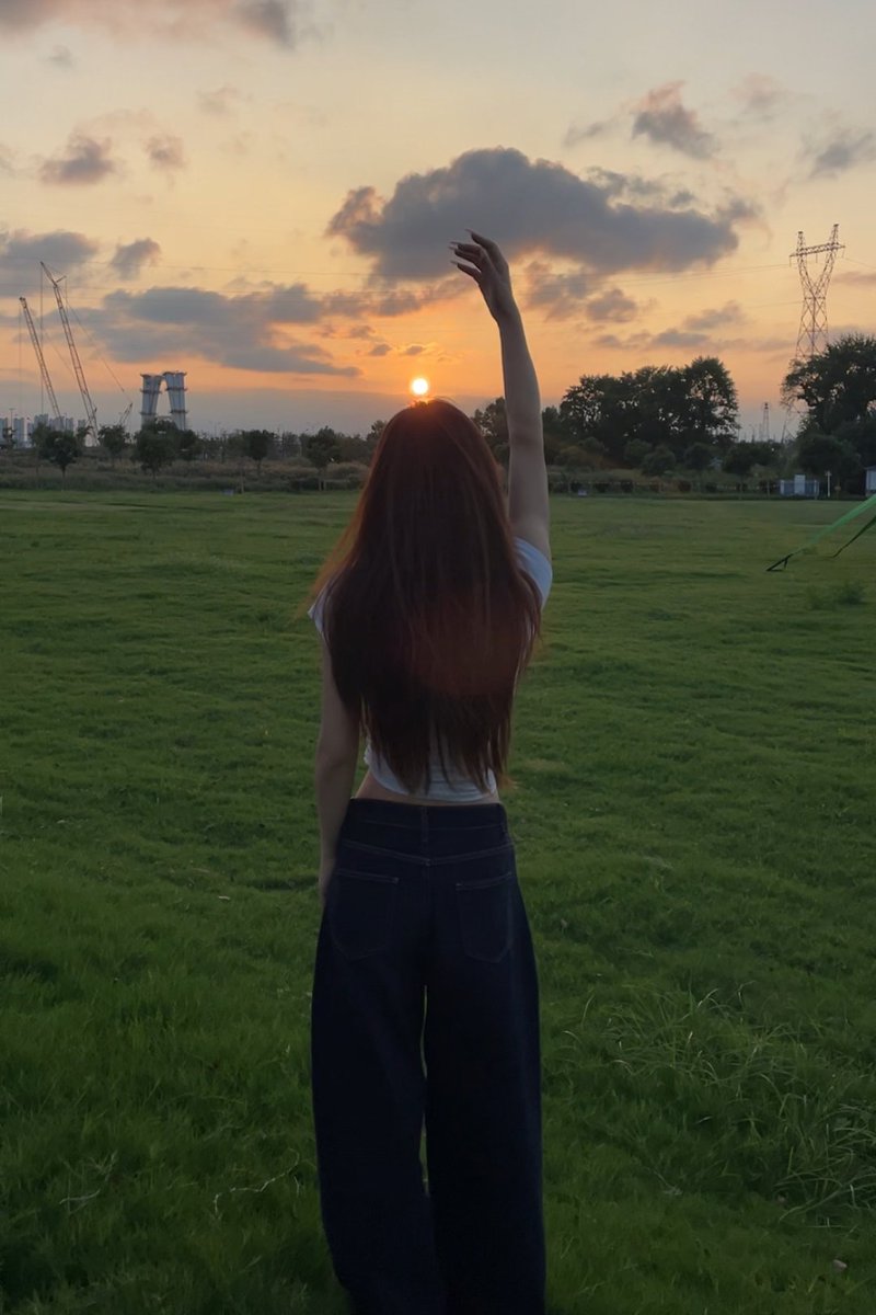 AxlvvWare's tweet image. 夕焼けに手を伸ばすその瞬間、心も空に溶けていくような気がした🌇🤍