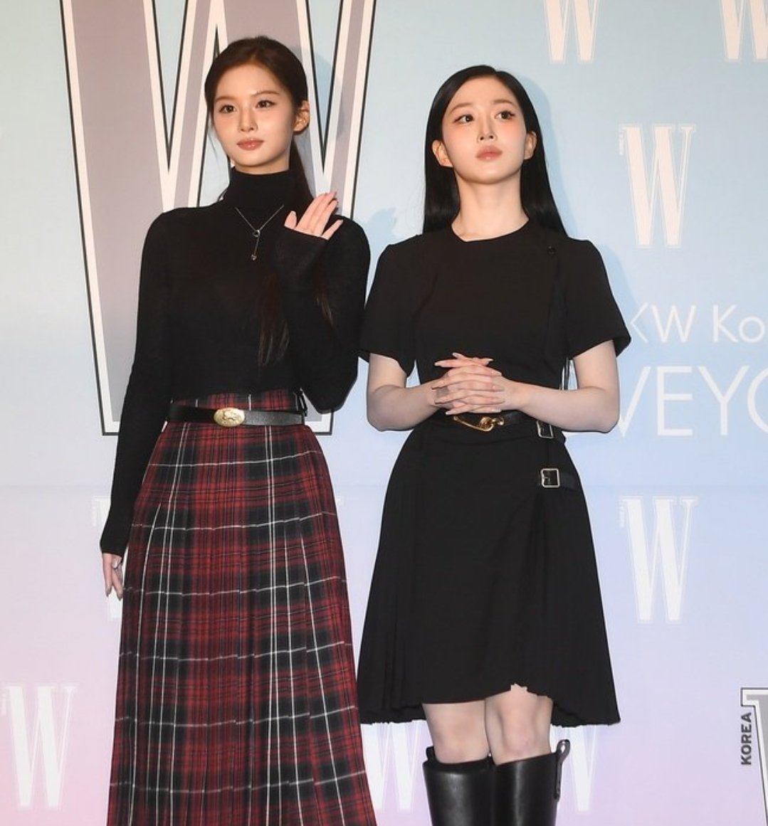Sullyoon and Haewon of NMIXX are princesses at the W Korea event.