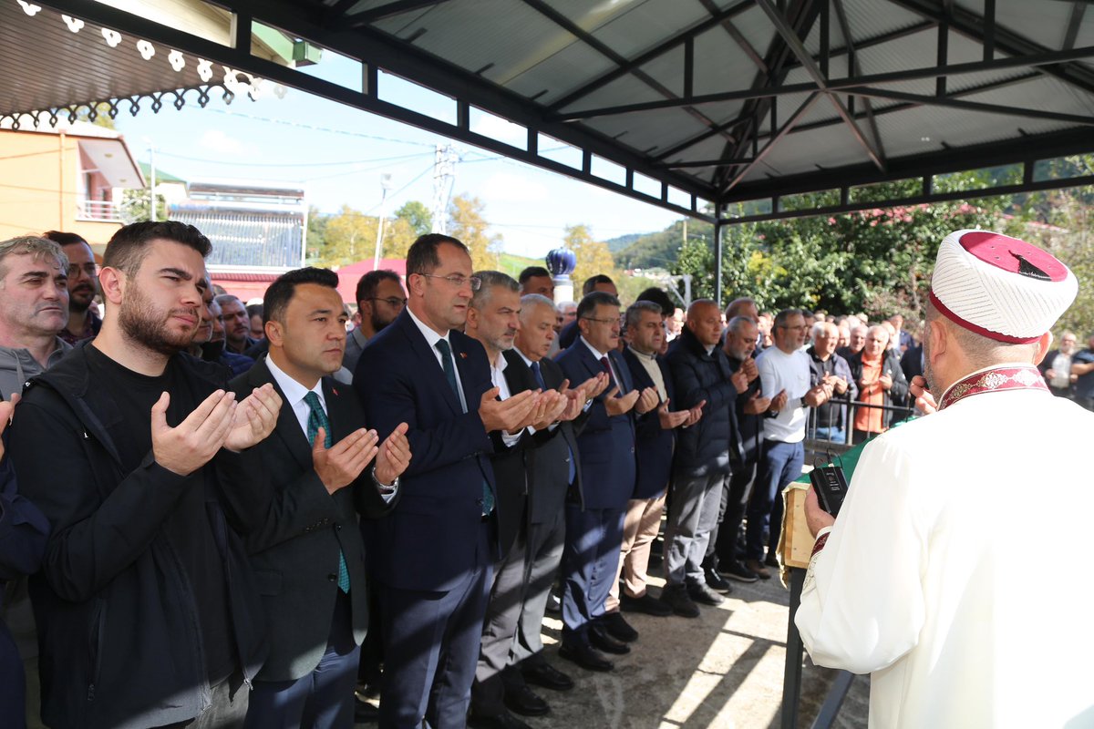 drsezginmumcu's tweet photo. Çalışma ve Sosyal Güvenlik Bakanlığı Çalışma Genel Müdürü Sayın Mehmet Baş Beyefendi’nin kıymetli yeğeni Emirhan Küçük Elim’in elim bir kaza sonucu vefat etmesinin derin üzüntüsünü yaşıyoruz.

Merhumun cenaze namazına katılarak aileye taziyelerimizi ilettik. Rabbim merhuma rahmet, kederli ailesine ve yakınlarına sabırlar ihsan eylesin.