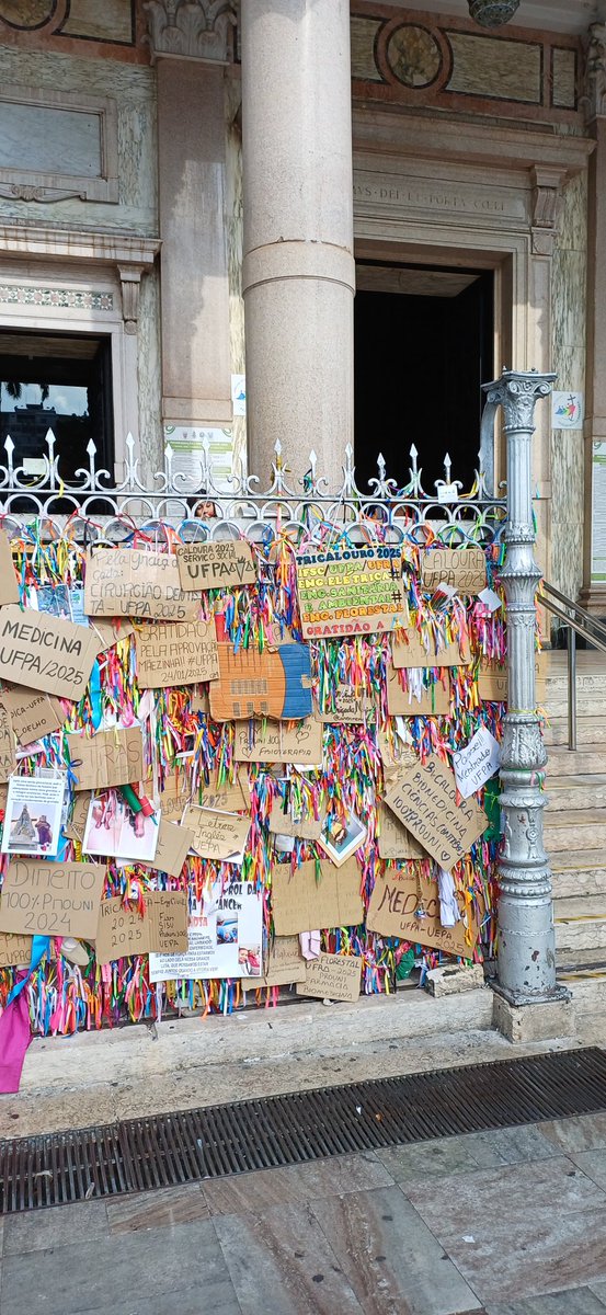 Augusto97731783's tweet photo. A grade em frente a Basilica de Nossa Senhora de Nazaré - Belém-PA, cheia de pedidos e agradecimentos. Viva a fé em Deus e Nossa Senhora. https://t.co/nY61zPw6SG