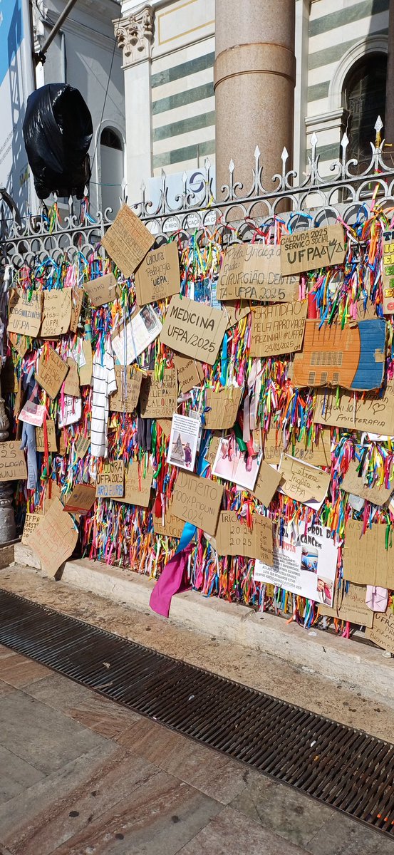 Augusto97731783's tweet photo. A grade em frente a Basilica de Nossa Senhora de Nazaré - Belém-PA, cheia de pedidos e agradecimentos. Viva a fé em Deus e Nossa Senhora. https://t.co/nY61zPw6SG