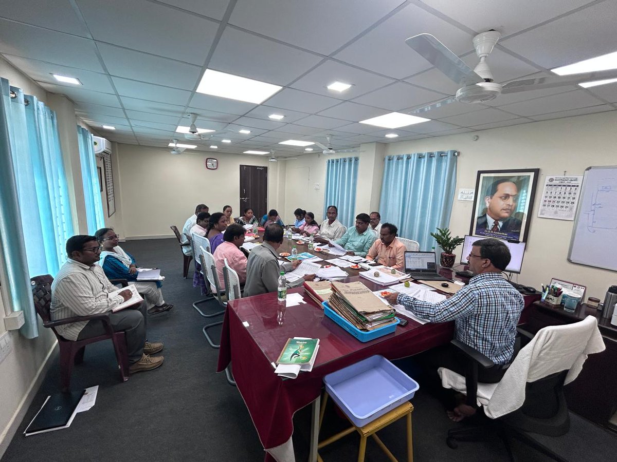 Rmkmmtgsrtc's tweet image. Conducted a review meeting with all Depot Managers of the Region at the Regional Office, Khammam, regarding the Dasara–2025 performance and discussed the upcoming Sankranthi and Medaram operations.