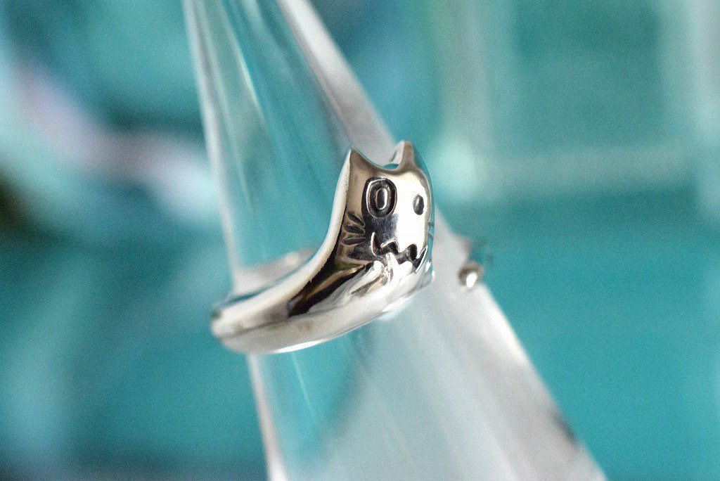 【林檎屋】さんの人気の「オバケ猫」シルバーリングお取り扱い中です。

ネコのシュールなキャラクターで人気シリーズです。小さな手が可愛らしいです。

リングは装着するとしゅるんとした
オバケしっぽが指に巻くデザインです。

konekodo.shop-pro.jp/?pid=157704874