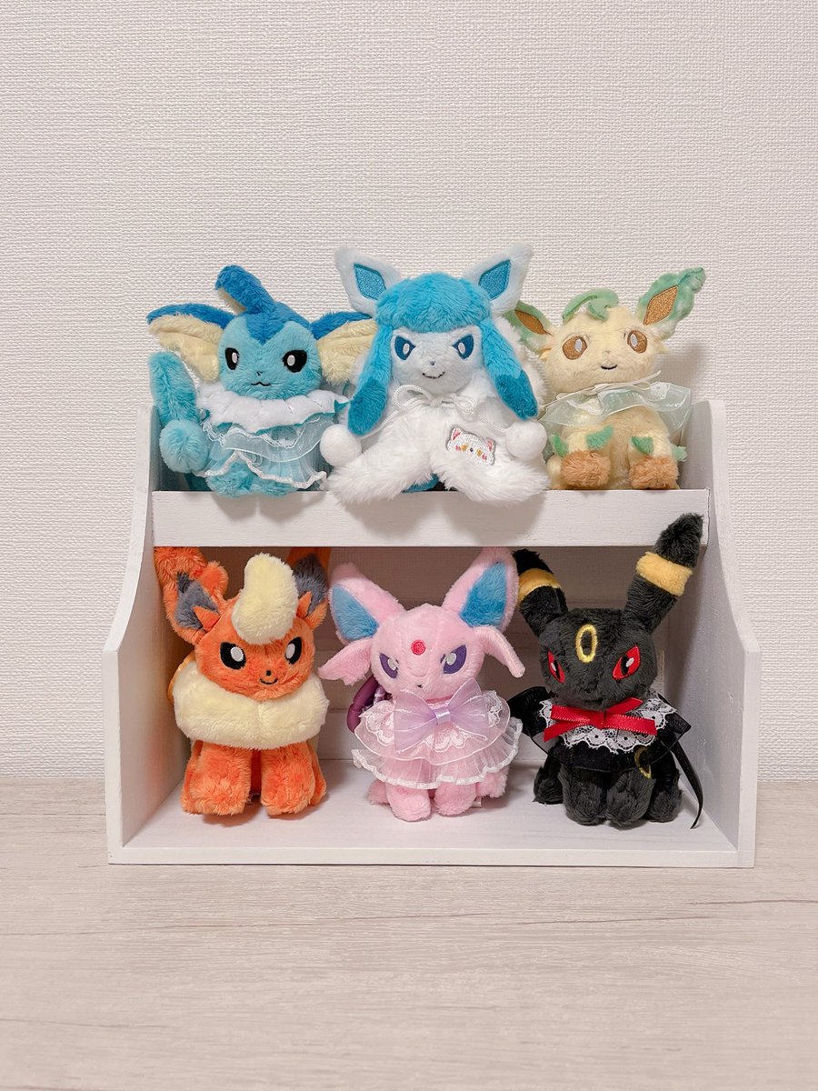 カラビナ付きマスコットがぴったり6匹収まるとても良き棚を見つけた🙌
シャワーズ下向きがちだったけどこれだと正面見ることが出来ていいね