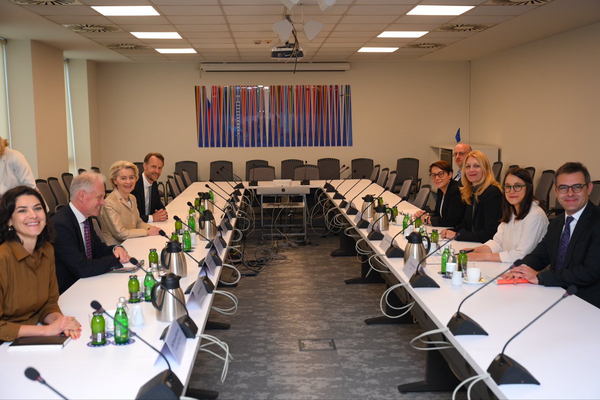 Today I met with representatives of the Serbian civil society.

The EU is ready to support Serbia in building a solid democracy.

This is what the accession process is about.

EU-related reforms should involve all parts of society and political spectrum.

In this context, I