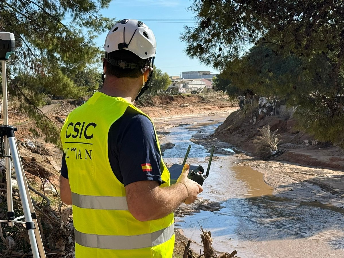 CSIC's tweet image. 🛩️Un estudio del #CSIC destaca la aportación de los drones en la evaluación de infraestructuras y contaminantes en la #DANA de 2024
👩🔬Durante los días posteriores a las inundaciones, el personal científico y técnico realizó una veintena de vuelos
➡️tiny.cc/ilut001