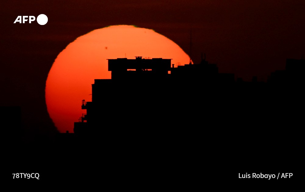 غروب الشمس فوق بوينوس أيرس عاصمة الأرجنتين بعدسة المصوّر في وكالة #فرانس_برس لويس روبايو في 14 تشرين الأول/أكتوبر.

📸 <a href="/LuisRobayo/">Luis Robayo</a>