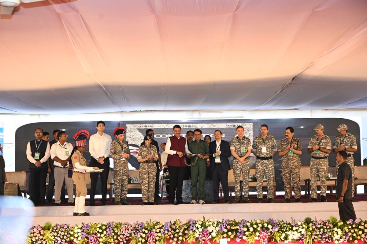 SP_GADCHIROLI's tweet image. पोलीत ब्युरो सदस्य व केंद्रीय समिती सदस्य मल्लोजुला वेनुगोपाल राव ऊर्फ भुपती ऊर्फ सोनूसह ०२ डिकेएसझेडसी सदस्य, १० डिव्हीसीएम दर्जाच्या वरीष्ठ कॅडरसह एकूण ६१ माओवाद्यांनी एकूण ५४ अग्निशस्त्रांसह माओवादी गणवेशात केले मा. मुख्यमंत्री तथा गृहमंत्री म. रा. श्री. देवेंद्र फडणवीस…