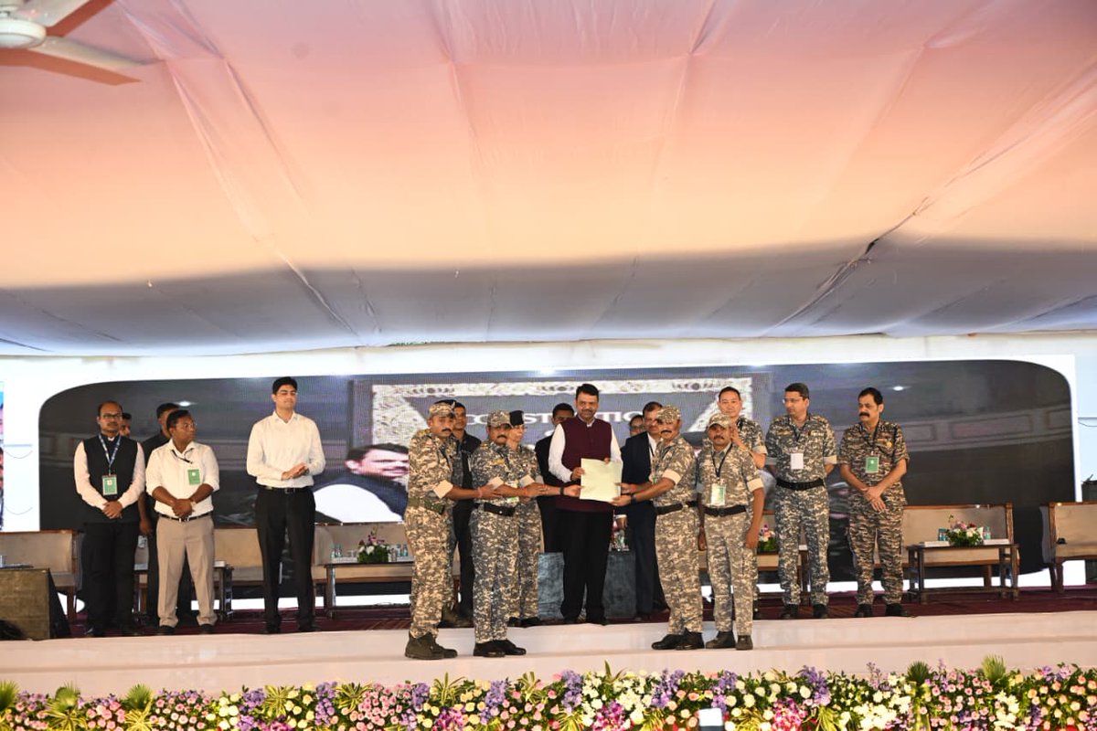 SP_GADCHIROLI's tweet image. पोलीत ब्युरो सदस्य व केंद्रीय समिती सदस्य मल्लोजुला वेनुगोपाल राव ऊर्फ भुपती ऊर्फ सोनूसह ०२ डिकेएसझेडसी सदस्य, १० डिव्हीसीएम दर्जाच्या वरीष्ठ कॅडरसह एकूण ६१ माओवाद्यांनी एकूण ५४ अग्निशस्त्रांसह माओवादी गणवेशात केले मा. मुख्यमंत्री तथा गृहमंत्री म. रा. श्री. देवेंद्र फडणवीस…