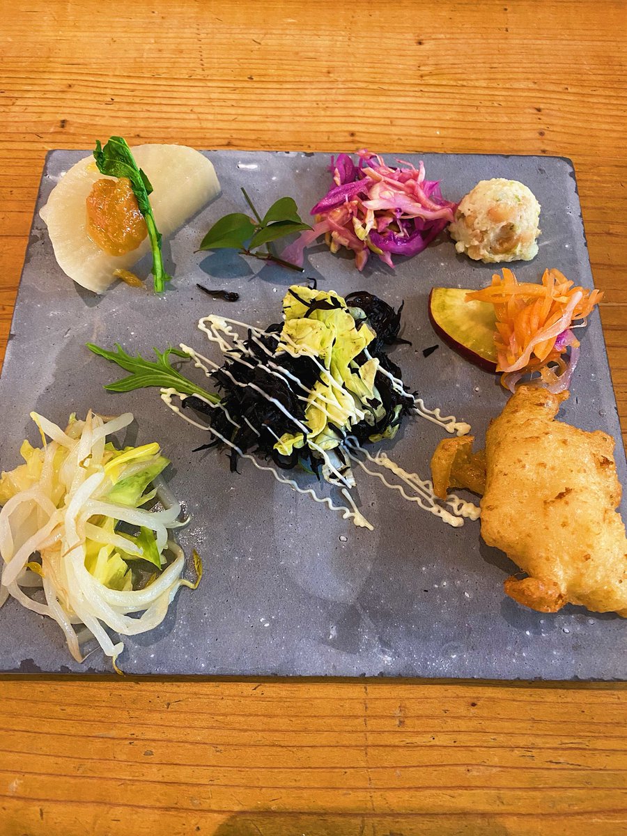 t_fawkik's tweet image. 伊豆わさび麦とろ丼

前菜プレート
　ひじきのレモンサラダ
　大根煮～ゆずみそ添え〜
　豆腐ナゲット
　のり塩ビーンズポテトサラダ
　2色キャベツのマリネ
　さつまいもの南蛮
　キャベッともやしのナムル

メインディッシュ

お茶&amp;amp;お菓子

おおむろ軽食堂

Past photos. 3.8

#ランチ #麦とろ #丼