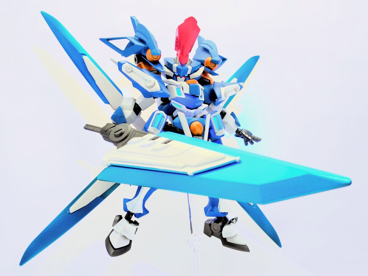 応募作品 LBX「ペルセウス・ネクスト」
完成しました！
 #LBX烈伝コンテスト2025 

もしペルセウスの正統後継機があったら…という想像をもとに作りました
リミッター解除により「ブレイブモード」を発動することができます
 #ダンボール戦機