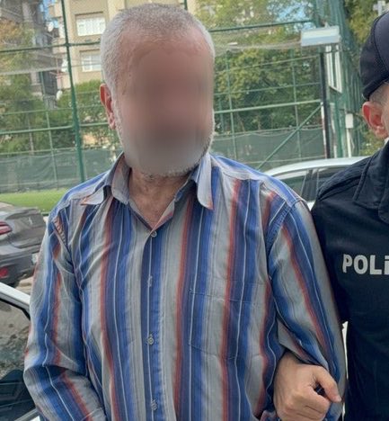 Soldaki,hakkında 3 tane yolsuzluk dosyası olan akp li 
Zehra Taşkesenlioğlu nun eski eşi
Ünsal Ban  kaçtı.

Sağda ki kahvaltılık çaldığı için gözaltına alındı..

Tabiki Türkiye bir Hukuk Devletidir..