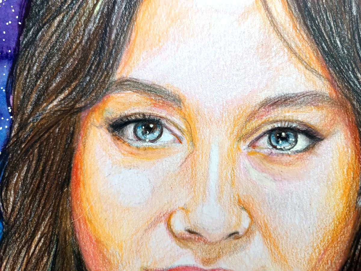 Trabajando. Yo no sé pero siempre me encargan que haga gente bellísima y los ojos azules tienen un algo especial. 💓Buenas tardes colorinchis.