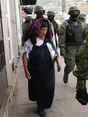 En las calles del Ecuador se enfrentan grupos indígenas con militares y policías. Bombas lacrimógenas van y vienen. No se ven líderes indígenas poniendo el pecho a las balas, pero tampoco se ve al Gobierno llamando al diálogo.
Mientras esto sucede, el país intenta seguir