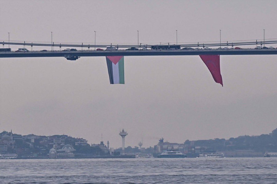 Az evvel Boğaziçi Köprüsünden geçerken Bayrağımızın yanında Mehmetçiğin dökülen kanına nazire yapan Filistin Bayrağının (Arap isyan bayrağı) asılı olduğunu gördüm ne yazık ki. Bundan daha saçma ve iç acıtıcı çok az şey gördüm.
Bu kafayla gidersek 100 sene sonra köprüye PKK