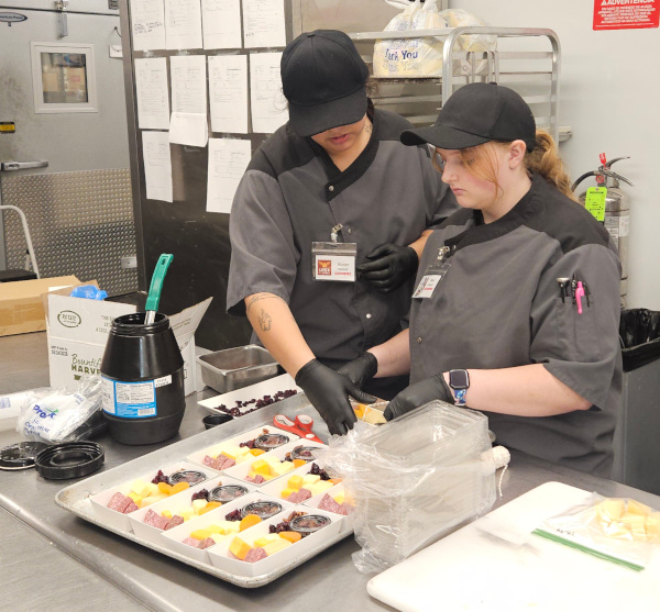 LifesKitchen's tweet image. #Lifeskitchen trainees prepare meals. These are skills that last a lifetime! #WorkforceDevelopment #servingsecondchances lifeskitchen.org