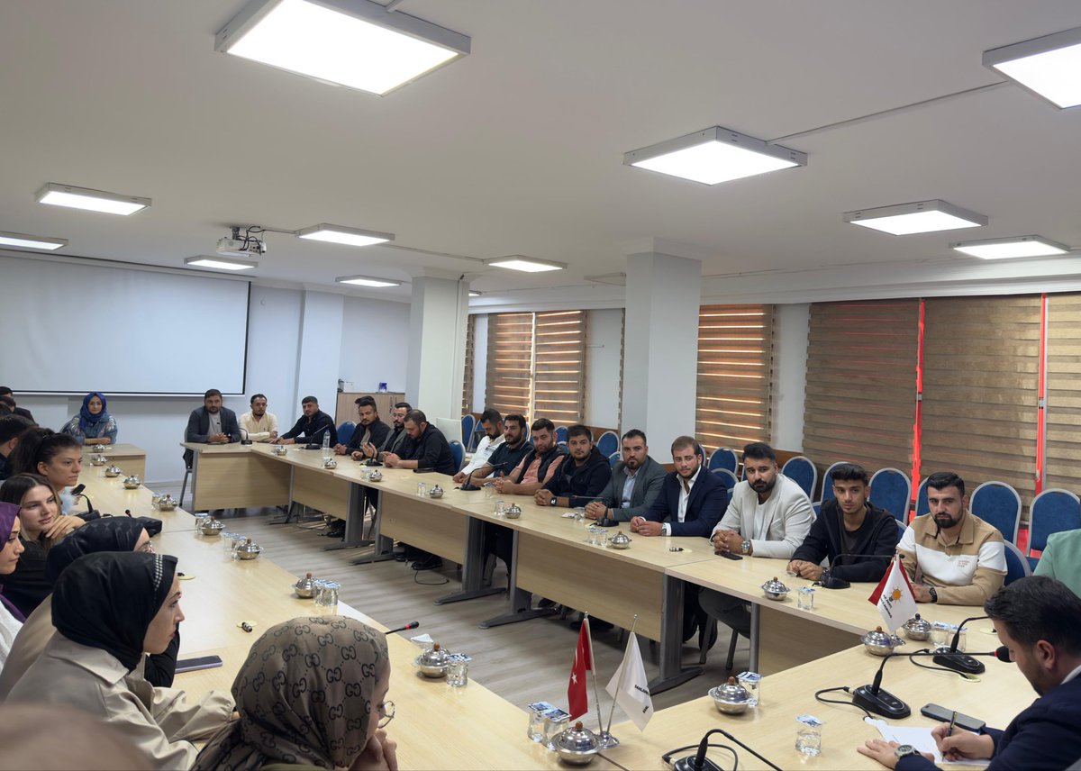 📍Ak Parti Şanlıurfa İl Başkanlığı

İl Gençlik Kolları Yönetim Kurulu Üyelerimizle haftalık toplantımızı gerçekleştirdik. Gündem hakkında istişarelerde bulunduk. 

#GüçlüGençlik #GüçlüTürkiye

<a href="/avyusufibis/">Yusuf İBİŞ</a> <a href="/osmannazlier/">Osman Nuri Nazlıer</a> <a href="/milhamigunbegi/">M.İlhami GÜNBEGİ</a> <a href="/recepfurkanksp/">Recep Furkan KASAP</a> <a href="/akgencliksurfa/">AK Gençlik Şanlıurfa</a>