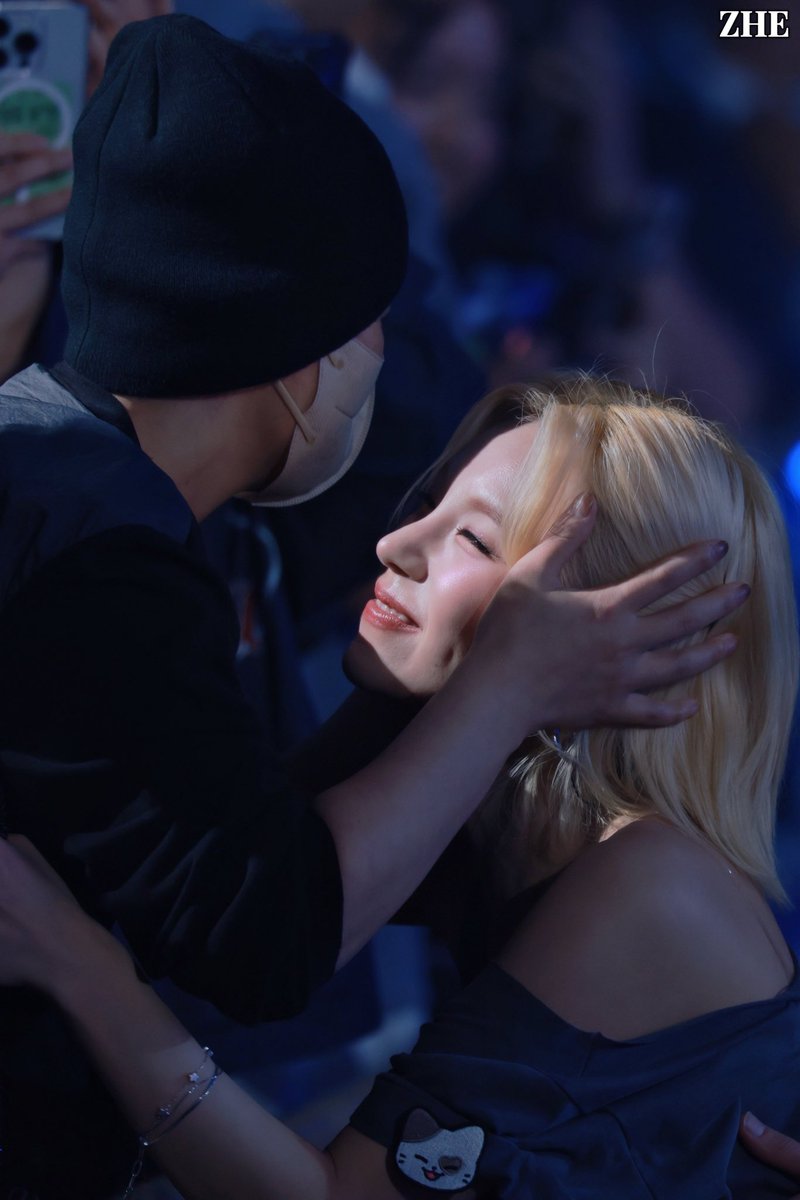 LinZhe432's tweet image. #있지 #ITZY #예지 #YEJI
给不了解情况的朋友解释一下，yeji的妈妈在yeji路过时拉着yeji的头用力往自己怀里揽，死死不松开yeji，甚至yeji都不得不喊着妈妈一边努力挣开