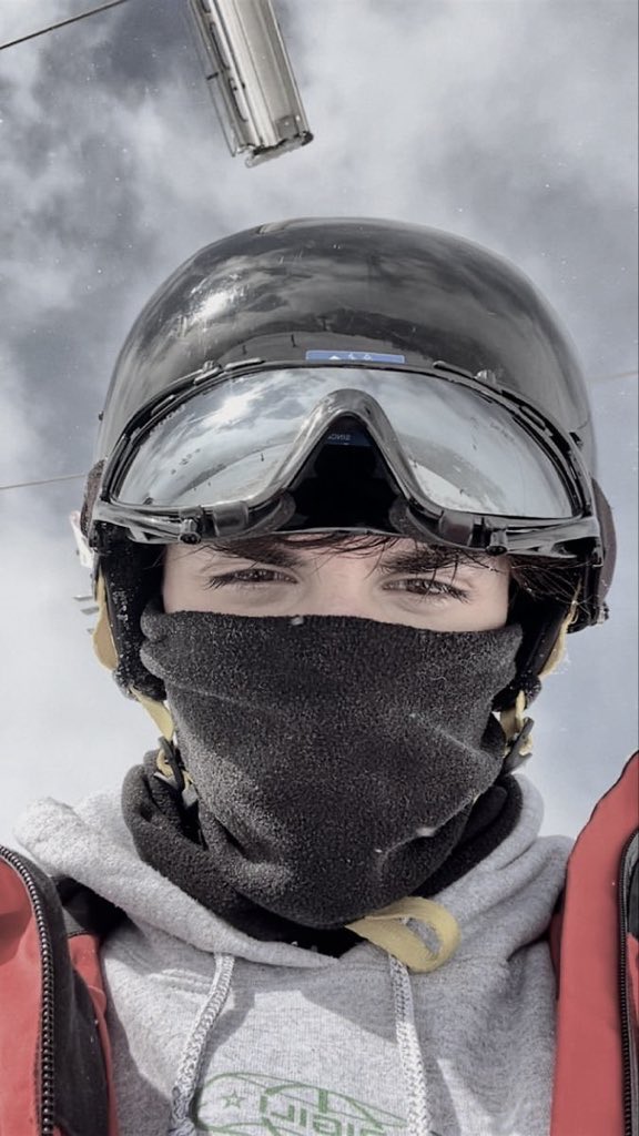 zaczytanplaneta's tweet photo. „– Najpierw on podbija do Cally, a teraz ty do Winter? […]

– Do nikogo nie podbijam. Jej pies wpadł na mnie na chodniku. A Winter jeszcze raz mnie przeprosiła za ten incydent na stoku, więc chwilę pogadaliśmy. To tyle.

– Mhm, jasne…”
 
#śnieżynkiNE https://t.co/vSYfc5n3DX