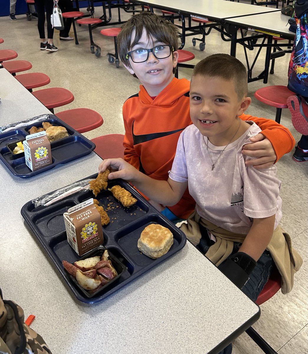 TheKCSD's tweet image. It’s chicken tender Wednesday in the KCSD. This lunch is so popular our graduates often reference it in their commencement speeches. ⁦@RCHPatriots⁩ @StudentnutrKCSD⁩ Enjoy your lunch! #teamkenton #chickentenderwednesday