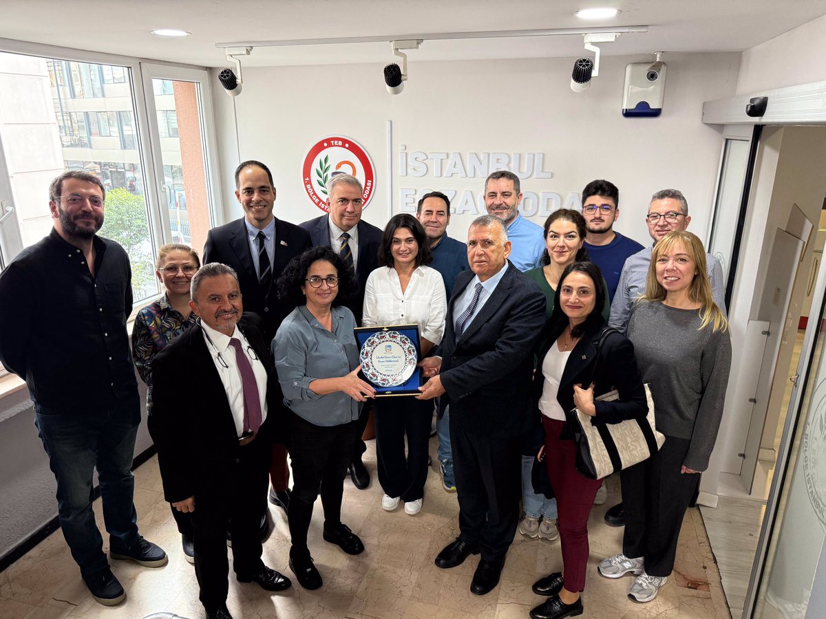 ist_eczaciodasi's tweet photo. İstanbul Eczacılar Kooperatifi Başkanı Ecz. M. Sait Yücel ve yönetim kurulu üyeleri, yeni dönem çalışmalarına başlayan yönetim kurulumuzu tebrik etmek ve başarı dileklerini iletmek üzere odamızı ziyaret ettiler.

Gerçekleşen ziyarette, mesleğimizin güncel konuları ve ortak çalışma alanlarına ilişkin karşılıklı görüş alışverişinde bulunuldu. Yücel, Oda Başkanımız Özcan'a günün anısına plaket teslim etti.

İSKOOP Yönetim Kurulu Üyelerine ziyaretleri için teşekkür ederiz.

https://t.co/cwabkiY3En