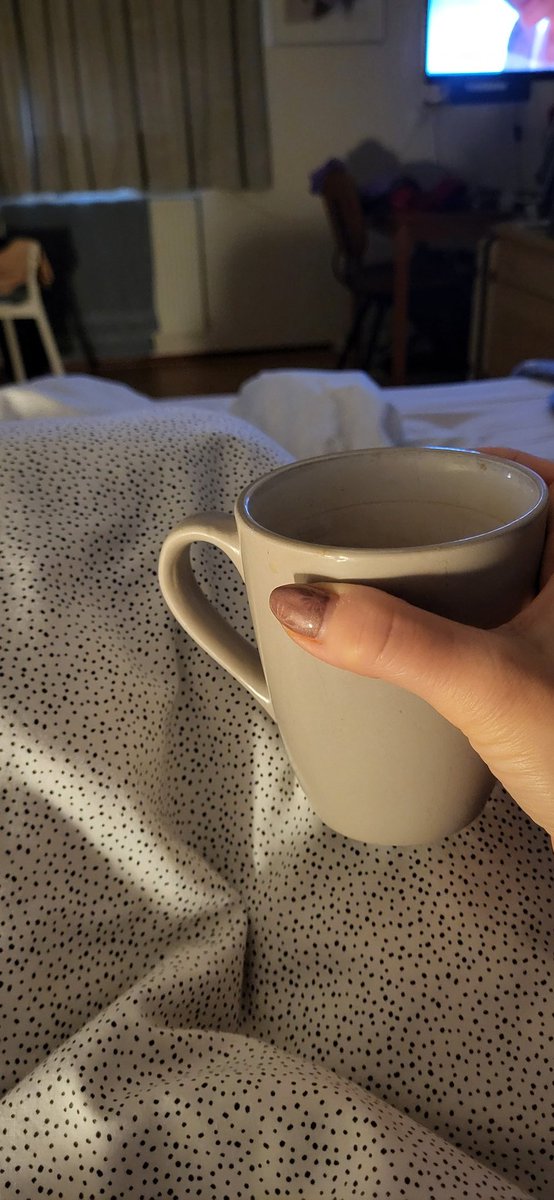 Al 2 dagen zijn bed en Netflix, en af en toe een boek, mijn beste vrienden. Met dank aan de griep waarvan ik had gehoopt dat hij mij zou overslaan...🤧🤒😷🤮