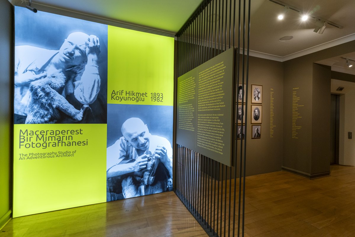 📢İstanbul Araştırmaları Enstitüsü, geç Osmanlı ve erken Cumhuriyet'in sıradışı simalarından Arif Hikmet Koyunoğlu’nu, 1900’lerden başlayarak özellikle 1920’li–1930’lu yıllarda çektiği fotoğraflar eşliğinde anlatan "Maceraperest Bir Mimarın Fotoğrafhanesi Arif Hikmet Koyunoğlu