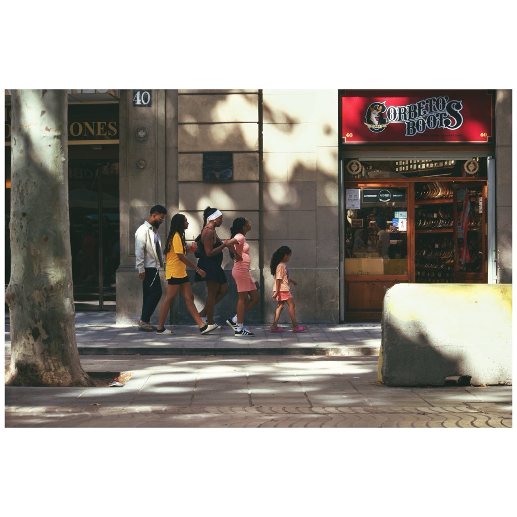 byOwoseni's tweet photo. “corbeto’s tourists”, Barcelona, June 2025 • shot on @CanonUKandIE M50 Mark II • #streetphotography #SPi_Light #spicollective #barcelona #spain #canon #nigerian #nigerianphotographer #byowoseni https://t.co/bzWwItou59
