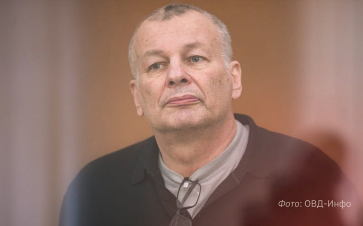 Михаил Кригер — седьмые сутки на сухой голодовке, 21-й день общей голодовки.

Состояние ухудшается: замедленная речь, нечёткий взгляд, слабость.

Ему добавили ещё 2 суток ШИЗО — «за то, что прилёг на койку».

Отказался даже от капельницы с глюкозой, что не считается приемом пищи,