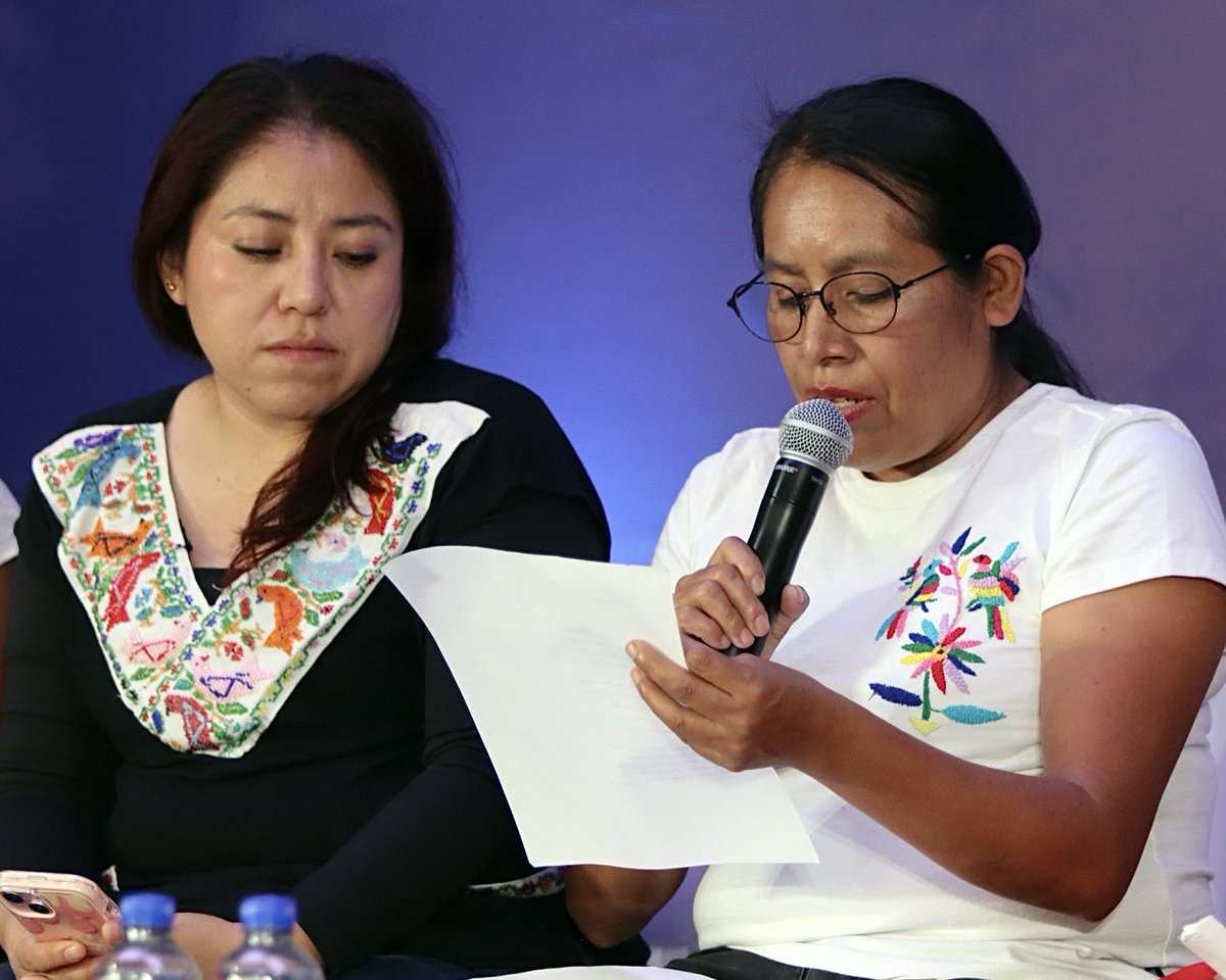 Ayer, Basilia Cardoza, Brenda Bonifacio, Diana Domínguez, Leónides Carreño y Lucelia Tapia hicieron resonar la fuerza y diversidad de sus lenguas durante el recital Tiempo de mujeres, realizado en el marco de la XXV Feria Internacional del Libro en el Zócalo.