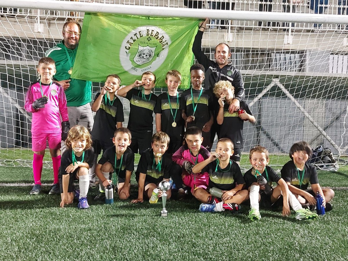 🥈SUBCAMPEONES T. OYON

Nuestros chiquis recién llegados a Fútbol 8, disputaron el pasado fin de semana el Torneo de OYON con una gran actuación durante todo el torneo les hizo proclamarse subcampeones tras apenas llevar un mes jugando en campo.

¡Enhorabuena chiquitos! A seguir!