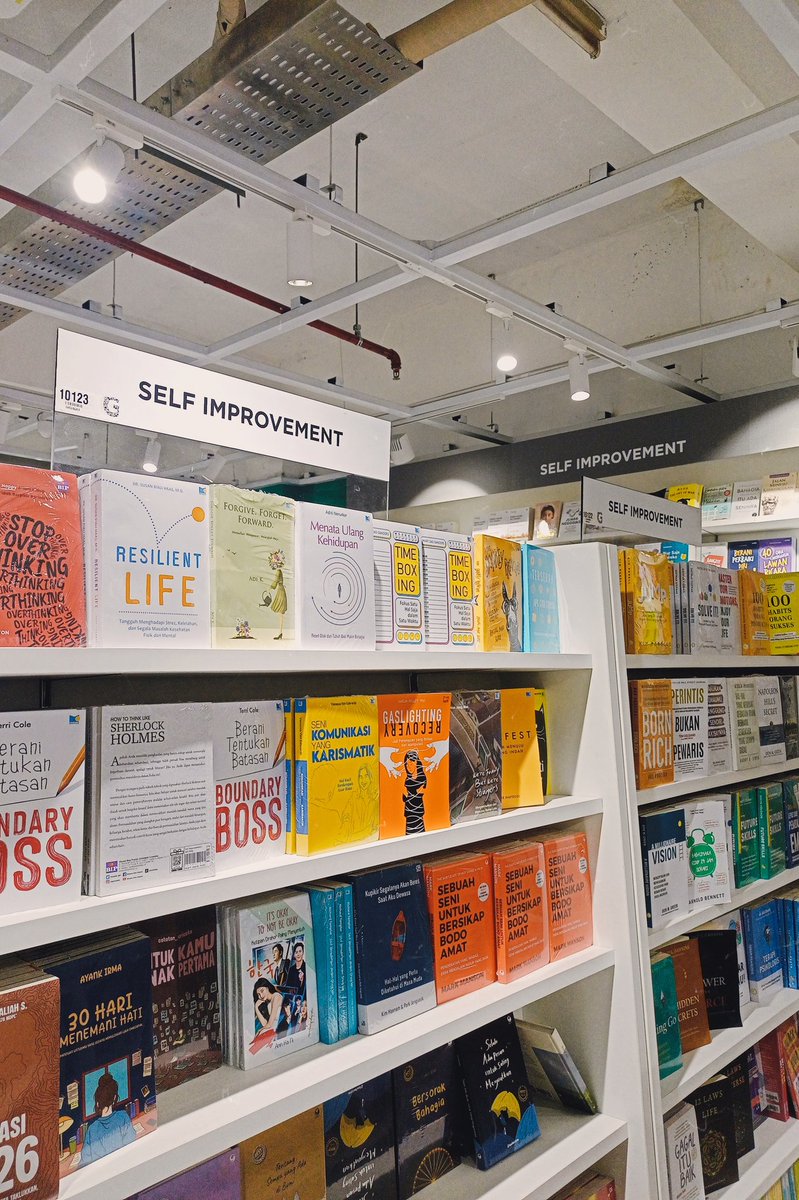 ayhactrm's tweet photo. lg kecintaan bgt sm buku https://t.co/tcU8fxOAj8